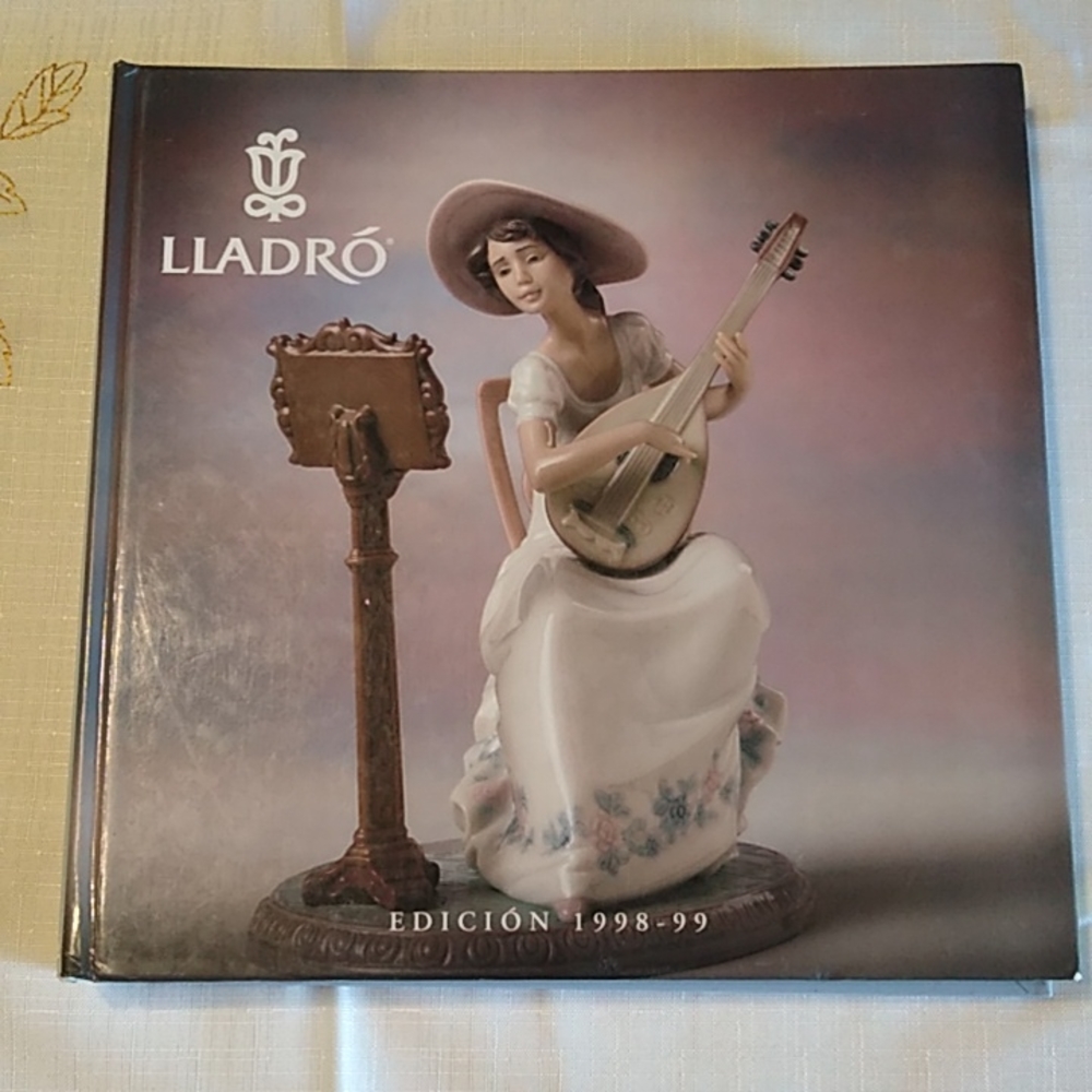 LLADRO' HARDBACK COLLECTER'S BOOK